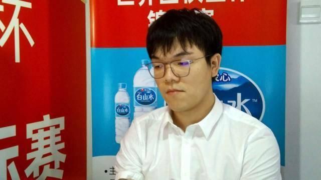 杨若晴这边默默为小洁加油的当口。